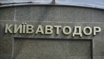 На Дарницькому шляхопроводі встановили велодоріжки з опорами посередині? Для чого насправді там червона ділянка