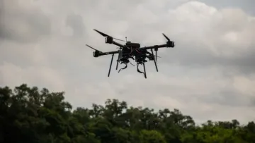 Ворог почав запускати дрони на наднизьких висотах: відео вибуху «шахеда» у Києві