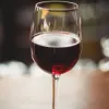 «Роблять біологічно молодшими»: вчені пояснили, чому 1-2 келихи вина на день корисні лише для чоловіків