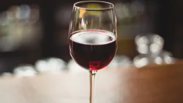 «Роблять біологічно молодшими»: вчені пояснили, чому 1-2 келихи вина на день корисні лише для чоловіків