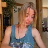 Наруга над символом: блогерка в Польщі викинула паспорт України у смітник через скандал з орденом Зеленського