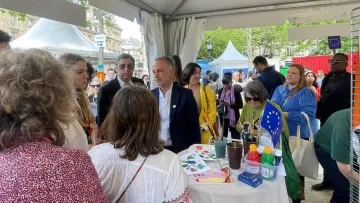 Мер Парижа спробував опанувати петриківський розпис: фото святкування Дня Європи від посольства України