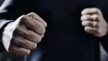 На хлопця у Вінниці напали через макіяж: в торговельному центрі стався інцидент з підлітками 