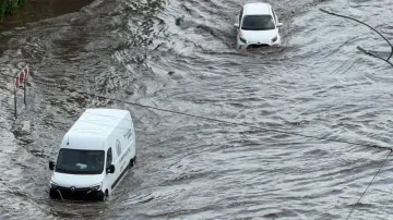 Потоп у Києві та області: аномальна злива з градом перетворила вулиці на річки та затопила ТРЦ