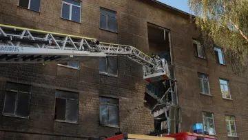 Росія вдарила по школі в Києві: у будівлі перебували понад 100 дітей