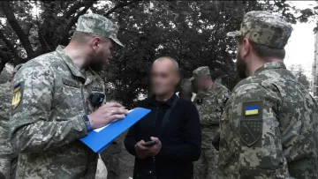 Чоловік напав на працівника ТЦК із кухонним топором-молотком у Львівській області: воєнкома госпіталізували