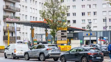 Економія 12 євро на одній заправці: чому французи масово штурмують АЗС у сусідній країні