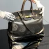 Дорожча за палаци: скільки коштує та як виглядає найдорожча сумка у світі