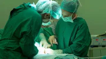 Врятували від ізоляції: лікарі видалили фермеру гігантську пухлину на 25 кілограмів