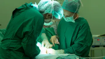 Носила власне вухо на стопі: лікарі врятували жінку після страшної виробничої травми