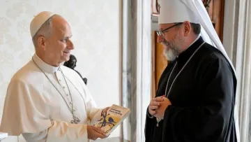 Глава УГКЦ подарував Папі Римському книжку українського ветерана Артура Дроня: про що вона 