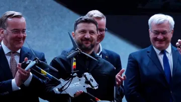 У Німеччині запрацювало перше спільне підприємство з виробництва українських дронів: Зеленський поділився відео