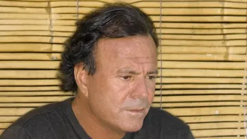 «Відчувала себе рабом»: 82-річного Хуліо Іглесіаса звинуватили у сексуальному насильстві