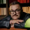 «Що робить нас людьми»: співак Олександр Пономарьов показав обкладинку свого першого роману