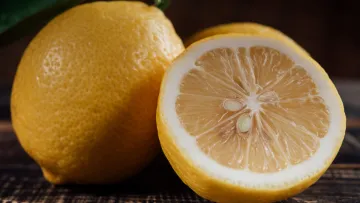 Що буде, якщо їсти лимон щодня: 7 змін в організмі та кому це робити неможна