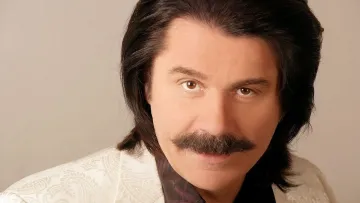 «За тобою бігають з телефоном, а ти в трусах»: Павло Зібров розповів, чому не відпочиває в Україні