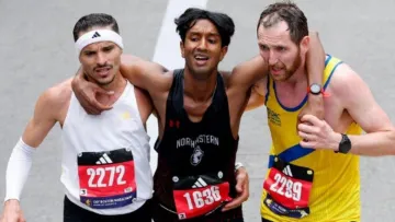 Пожертвували рекордами заради незнайомця: вчинок бігунів на Бостонському марафоні підкорив мережу