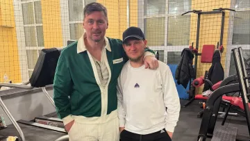 Вибухове відео: Мілевський підняв Алієва на крані – як запалюють легенди Динамо