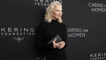Памела Андерсон вразила сміливим образом у Нью-Йорком: акторка одягла сукню Gucci з розрізом до стегна