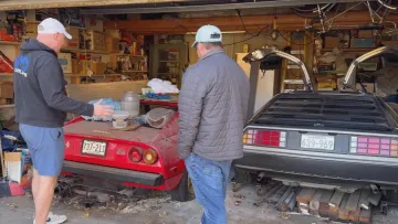 Одразу три культові автівки випадково знайшли у гаражі: загадкова історія DeLorean і двох Ferrari 308 GTB