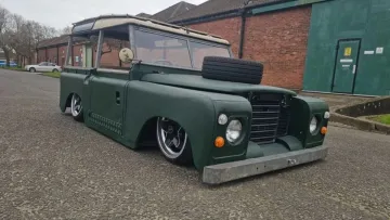 Не переїде навіть «лежачого поліцейського»: найнижчий у світі Land Rover виставили на продаж