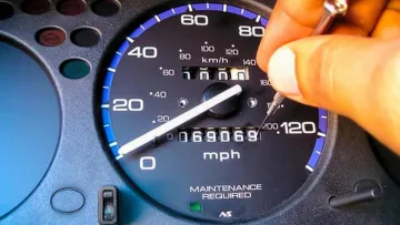 В ЄС запустять систему, яка завадить «скручувати» пробіг авто: супутники і датчики запобігають махінаціям