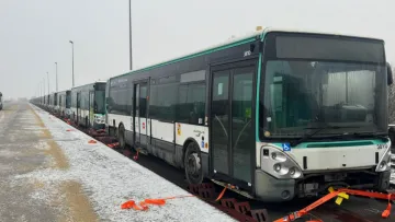 Перші 30 із 400: в Україну незвичним маршрутом прибули французькі автобуси – до яких регіонів їх направлять