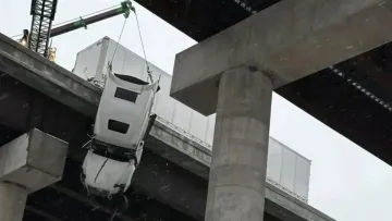 Водій провів над прірвою п’ять годин: вантажівка зависла на мосту у США – деталі унікального порятунку