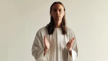 Артем Пивоваров здивував фанів новою композицією «Ave Maria»: кліп знімали під час концертів співака в Києві