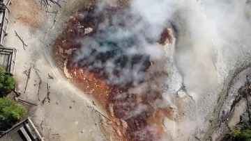 Найбільший кислотний гейзер у світі прокинувся після кількох років спокою: вражаюче відео