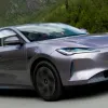 На ринок вийшов перший серійний електромобіль бренду Jetta — M6: що про нього відомо та як виглядає 