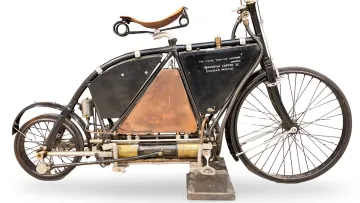 Мотоцикл 1902 року, який коштує $100 тисяч: як виглядає транспорт і чому має таку вартість