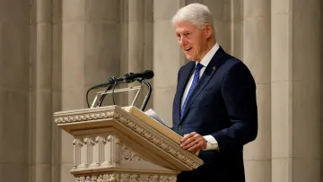 Скандальне фото в джакузі: Клінтон потрапив під удар через нові матеріали справи Епштейна