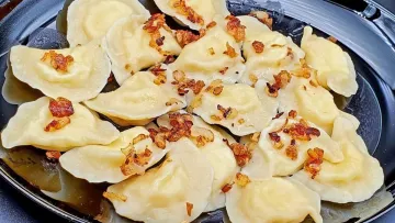 Швидко, дешево і смачно: секрет бюджетного і легкого тіста на вареники від Олени Мандзюк