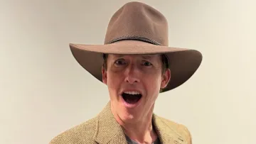 Змінив російського орла на український тризуб: співак Джеймс Блант відреагував на скандал щодо своєї шапки