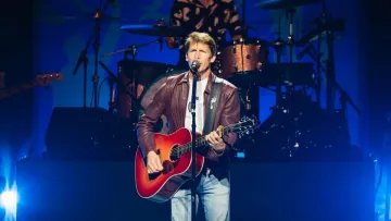 На фоні гір у шапці з російським гербом: британський музикант Джеймс Блант зганьбився фотографією