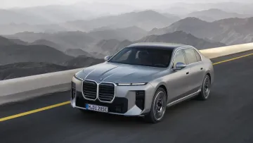 Рідкісний BMW i7 M70 помітили в Києві: електроседан на 680 сил здивував характеристиками та ціною