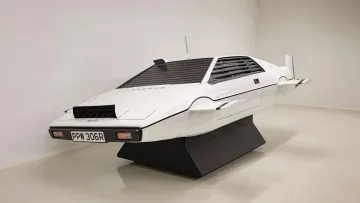 Авто Lotus Esprit із фільму про Джеймса Бонда виставлено на аукціон: скільки просять за автомобіль-субмарину