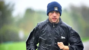 «‎Злізьте з моєї мами»: колишню зірку боксу ув’язнили через побиття двох жінок