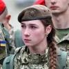 На п’ятий рік війни ЗСУ отримали першу партію жіночих бронежилетів: у Міноборони повідомили деталі