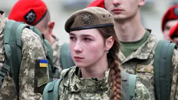 На п’ятий рік війни ЗСУ отримали першу партію жіночих бронежилетів: у Міноборони повідомили деталі
