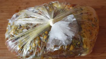 Як правильно зберігати м’ясо: експерти назвали безпечні альтернативи пакетам