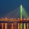 Південний міст у Києві засипало уламками після ворожої атаки: рух частково обмежили – відео