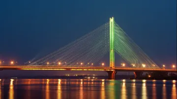 Південний міст у Києві засипало уламками після ворожої атаки: рух частково обмежили – відео