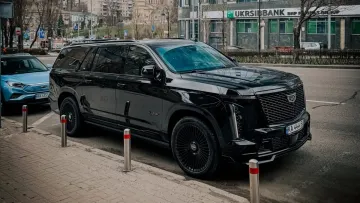 На дорогах Києва помітили Cadillac Escalade-V: як виглядає авто вагою 3 тони вартістю 11 млн