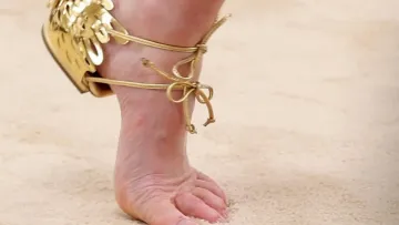 Сандалі без підошви: взуття з круїзної колекції Chanel висміяли в мережі