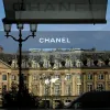Жирафи, білочки та яблука: чим вразила нова колекція Chanel Métiers d'Art 2026 та які сумочки стануть трендом