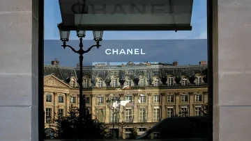 Жирафи, білочки та яблука: чим вразила нова колекція Chanel Métiers d'Art 2026 та які сумочки стануть трендом