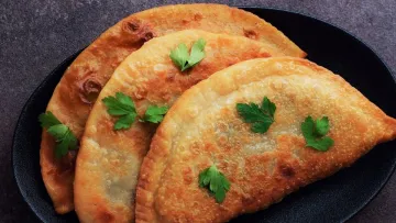 Рецепт ідеальних чебуреків власними руками: додаємо один інгредієнт, що змінює все