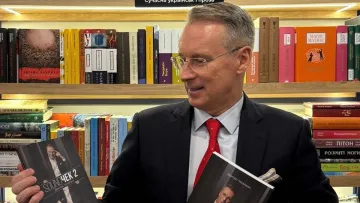 «На жаль доводиться продавати майно»: Дмитро Чекалкін розповів, чи приносять дохід його книги